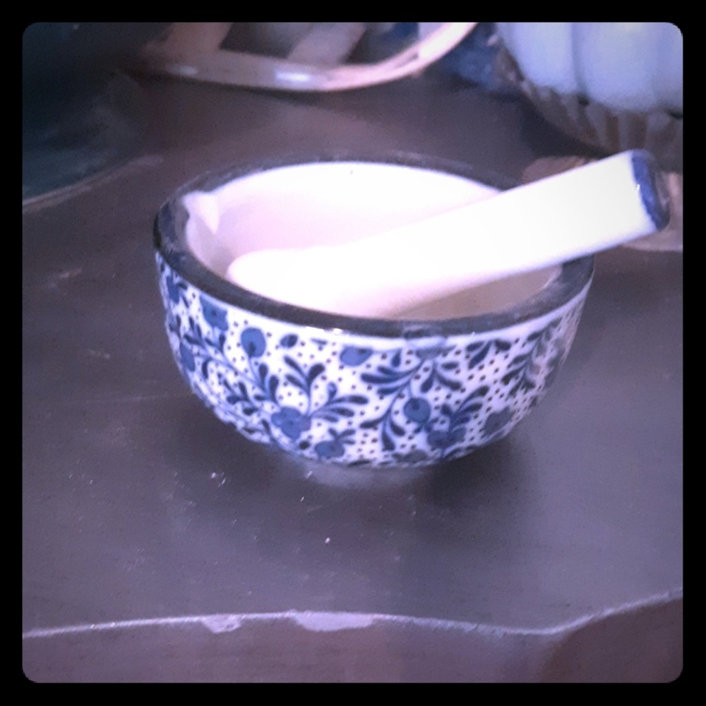 Small Blue Willow type patterned Mortal & Pestle